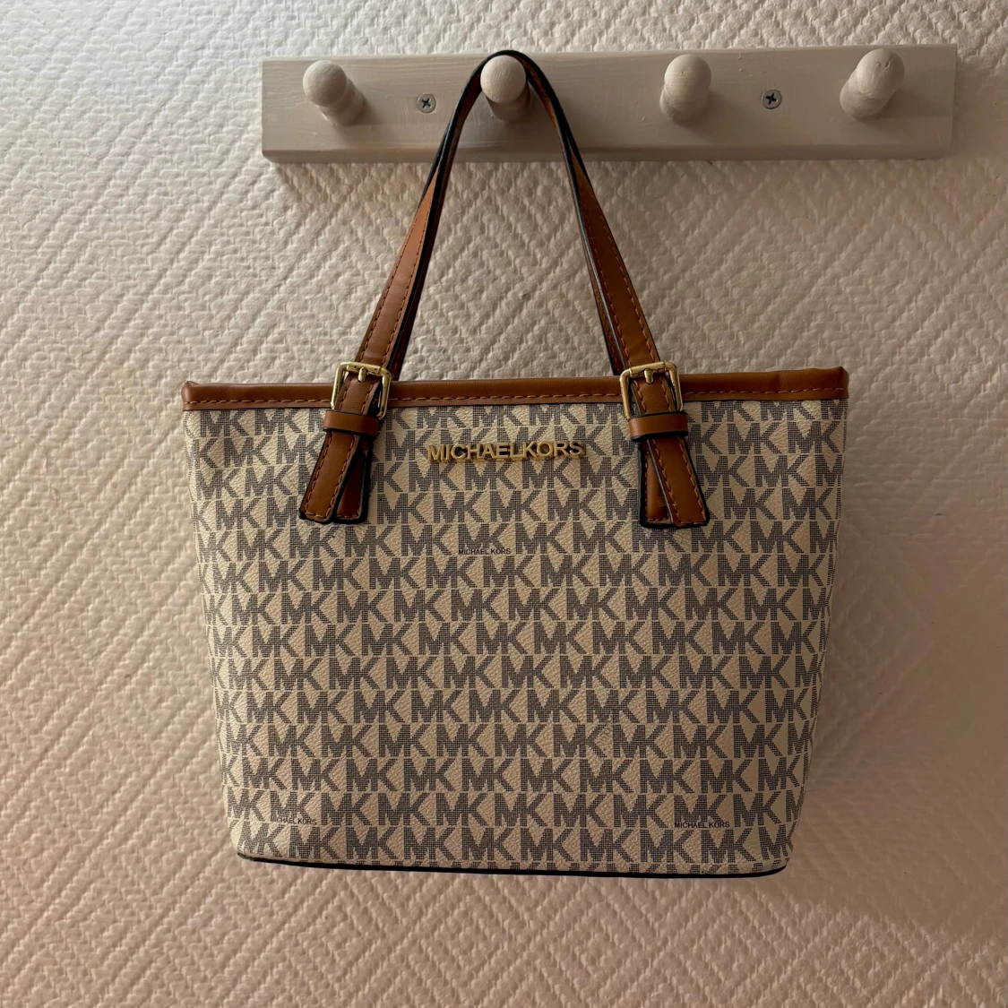 Michael Kors beige handväska med logomönster - 1