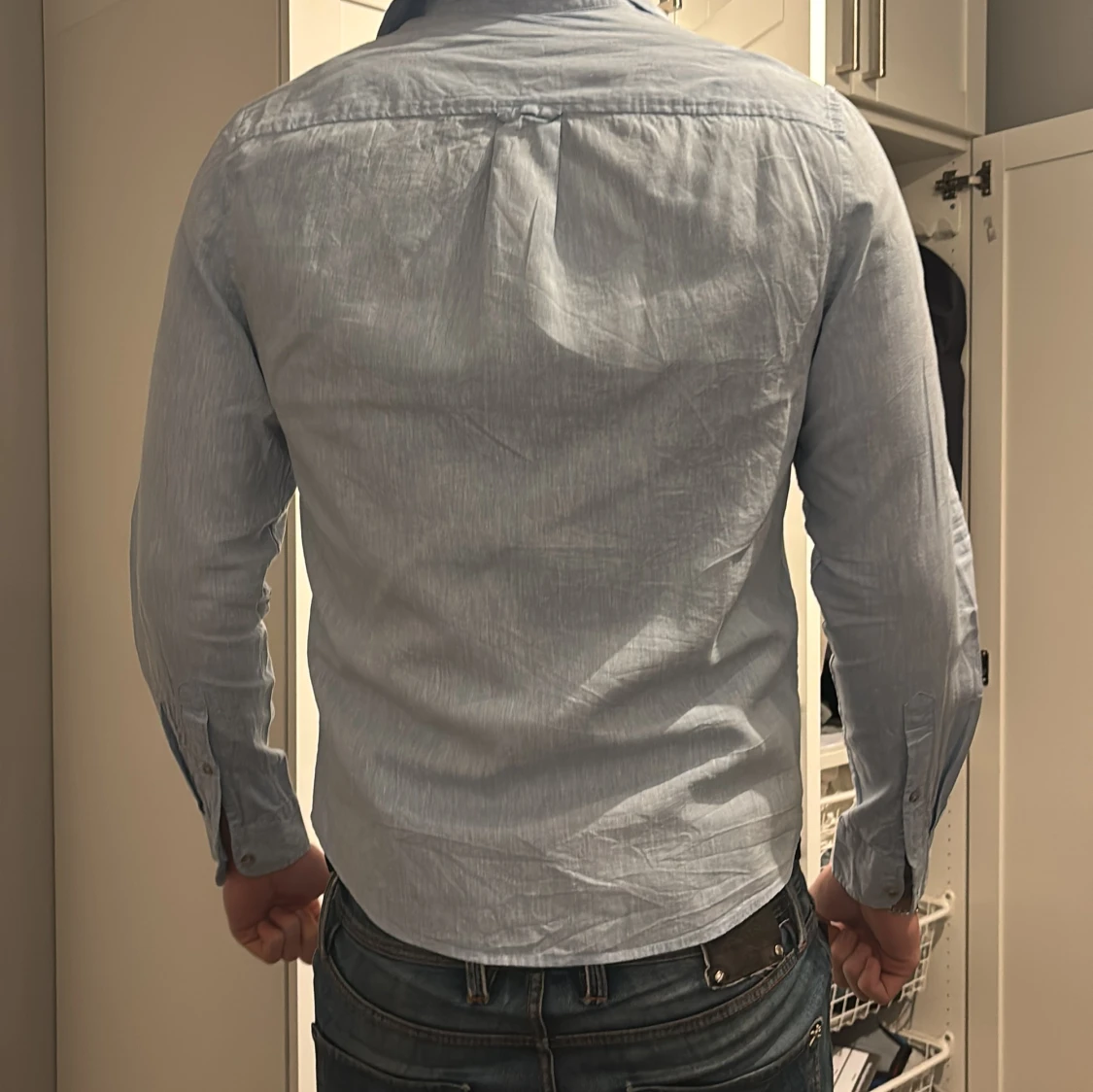 Ljusblå bomullsskjorta med ficka - 1