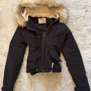 Y2K 2000’s stil kort jacka från ONLY - Storlek XS