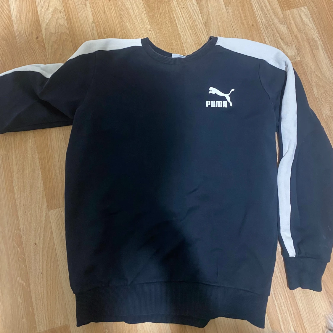 Svart sweatshirt från Puma med vita ränder - 1