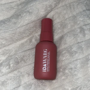 IDA WARG Shine & Protect Hair Oil - Säljer en IDA WARG Shine & Protect Hair Oil i en snygg matt rosa plastflaska med pump. Oljan är vegansk och har en formula som bevarar glans. Perfekt för dig som vill ge håret extra lyster och skydd. Flaskan är kompakt och lätt att ta med i väskan. Använt väldigt sällan, 2-3 gånger? Mycket kvar. Doftar väldigt gott & fräscht. Nypris ca 145-190kr. 