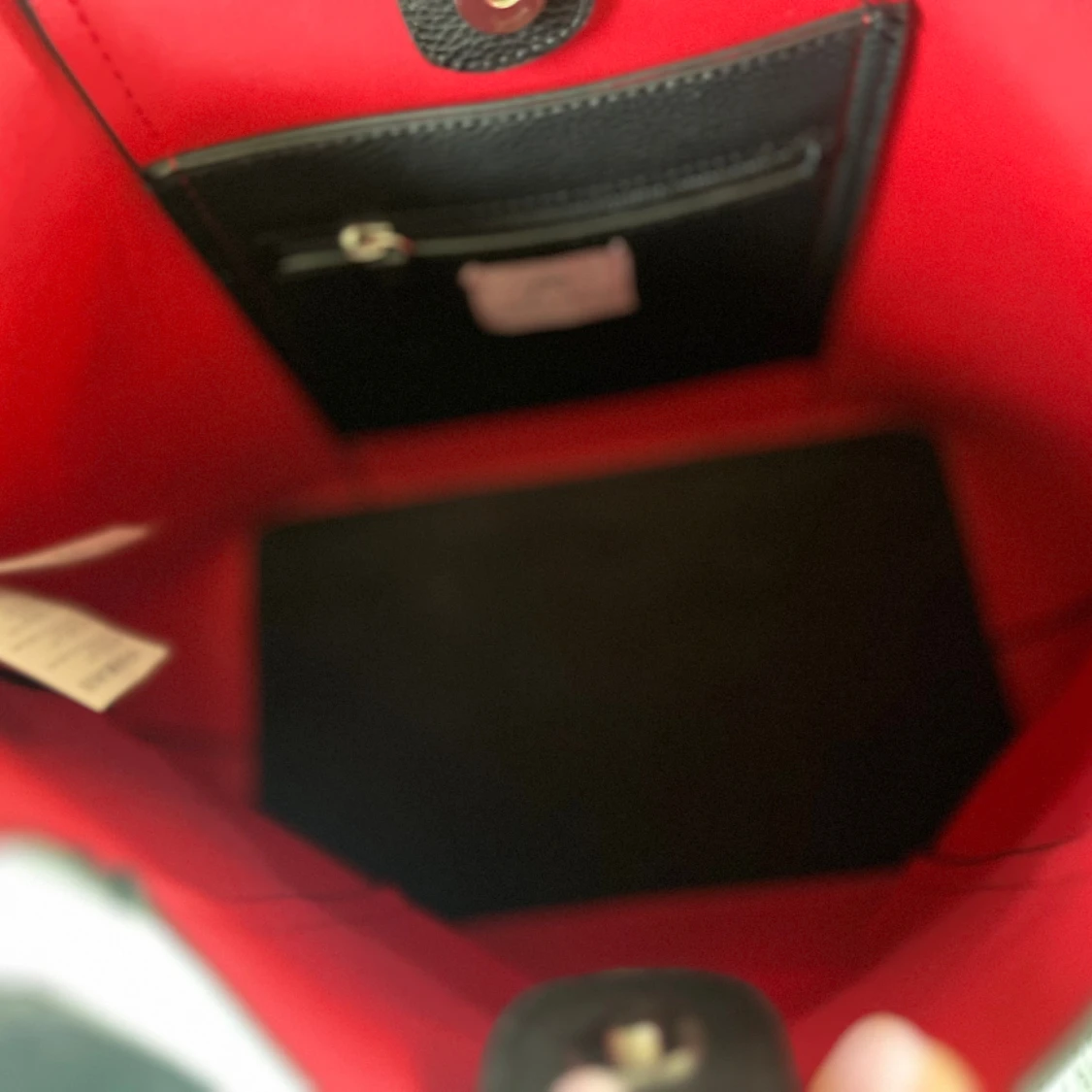 Svart axelväska med röd insida - 1