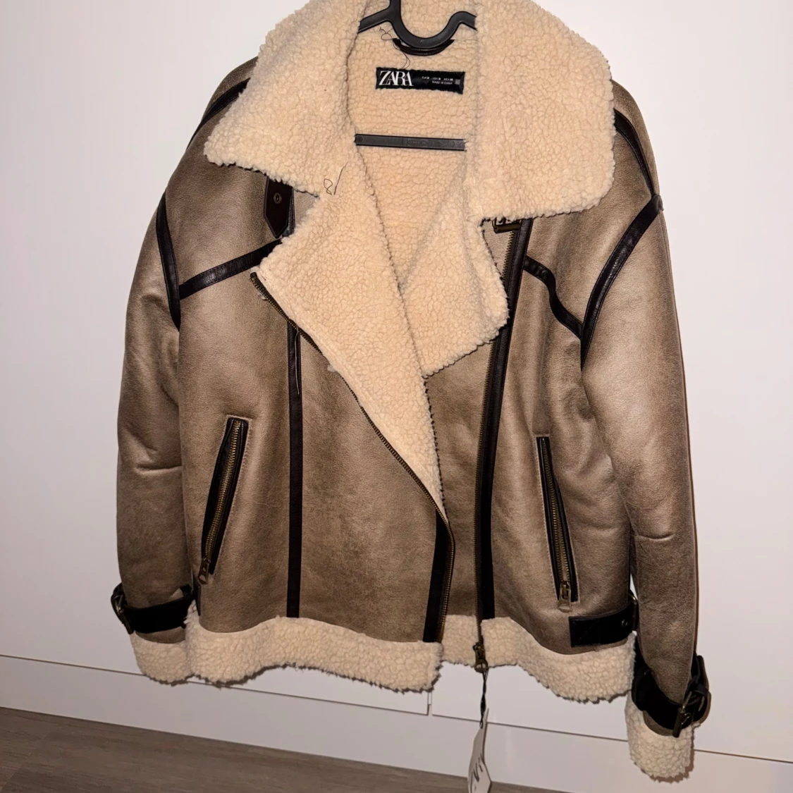 Beige teddyjacka från Zara med detaljer - 1