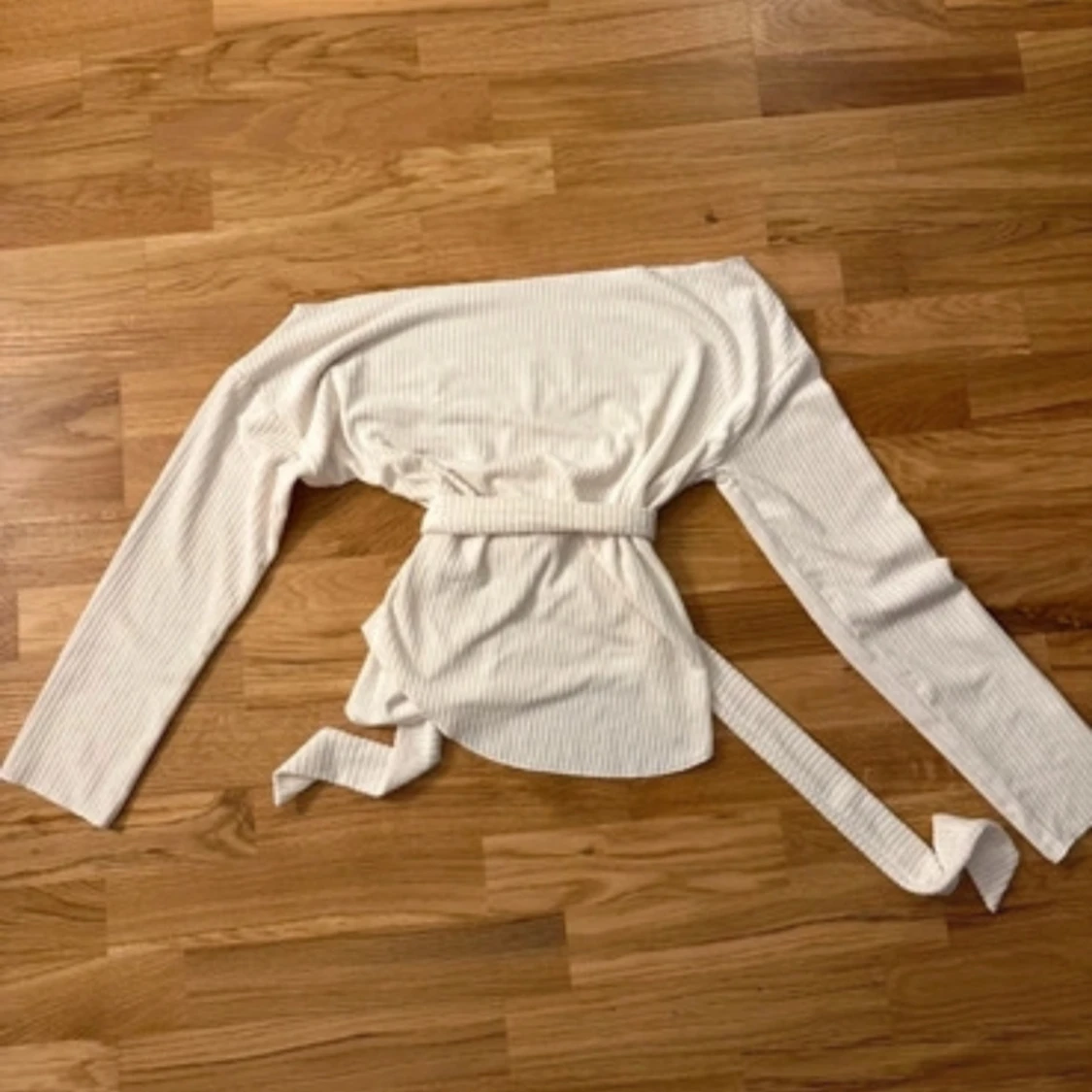 Vit ribbad omlottopp med knytband - 1