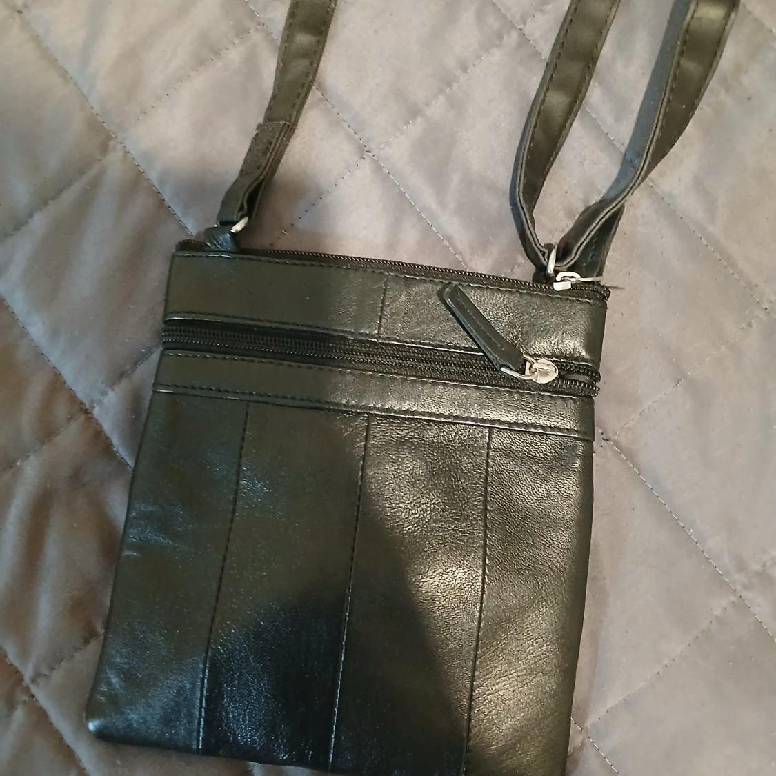 Svart axelväska i skinn med dragkedjor - 2