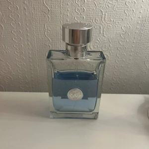 Versace Eau de Toilette 100ml - Stilren Versace parfym med blått innehåll. Flaskan rymmer 100 ml och är tillverkad i Italien. Perfekt för dig som vill ha en lyxig touch i vardagen. Helt underbart doft!