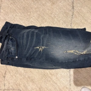 Slimfit jeans från crone - Tja säljer nu mina slim fit jeans är otroligt snygga och kostar 2000 kr nya. Köpta av crone och kvitto finns. Vill ha pengar snabbt så säljer där med billigt. Mycket bra skick storleken W30 L32. Skriv om info behövs.