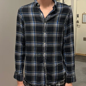 Rutig skjorta från Ralph Lauren - Säljer denna Ralph Lauren skjorta. Riktigt snygg  bomulls skjorta, materialet är tjockare  vilket gör den att är en varmare skjorta, perfekt till vintern. Storleken är 170cm vilket jag tror är S. Om du har frågor är det bara och ställa.