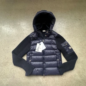  Moncler puffer cardigan  - Mörkblå moncler cardigan. Den är använd sparsamt och de finns INGA defekter! Tveka inte på att höra av dig vid frågor eller funderingar! (Säljer den igen pga att den var för liten för den som köpte den innan) 