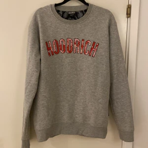 Grå Hoodrich sweatshirt  - Snygg grå sweatshirt från Hoodrich i storlek medium. Jätte bra skick! 