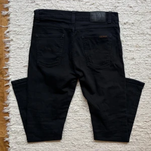 Svarta Nudie Lean Dean - Säljer nu dessa helsvarta nudies vilket är ett sjukt passande plagg att ha under höst/vinter!🌤️🍁| Storlek 30/30 på lappen men passar snarare W28 🤠 | Slimfit modellen Lean Dean 👌🏻| Hör gärna av dig!✌🏻👑
