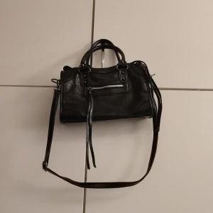 Vintage väska  - Jättevacker fin Vintage väska, den passar perfekt för er tjejer där ute de passar alla årstider. Väskan är i mycket bra skick den har inga defekter hål eller skador. 