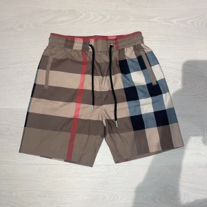 Burbery shorts  - Säljer burbery skjorts för att dem inte passade. Fint skick utan defekter. Kan användas som badbyxor också. Fina till sommaren. Priset är ej hugget i sten✌🏽