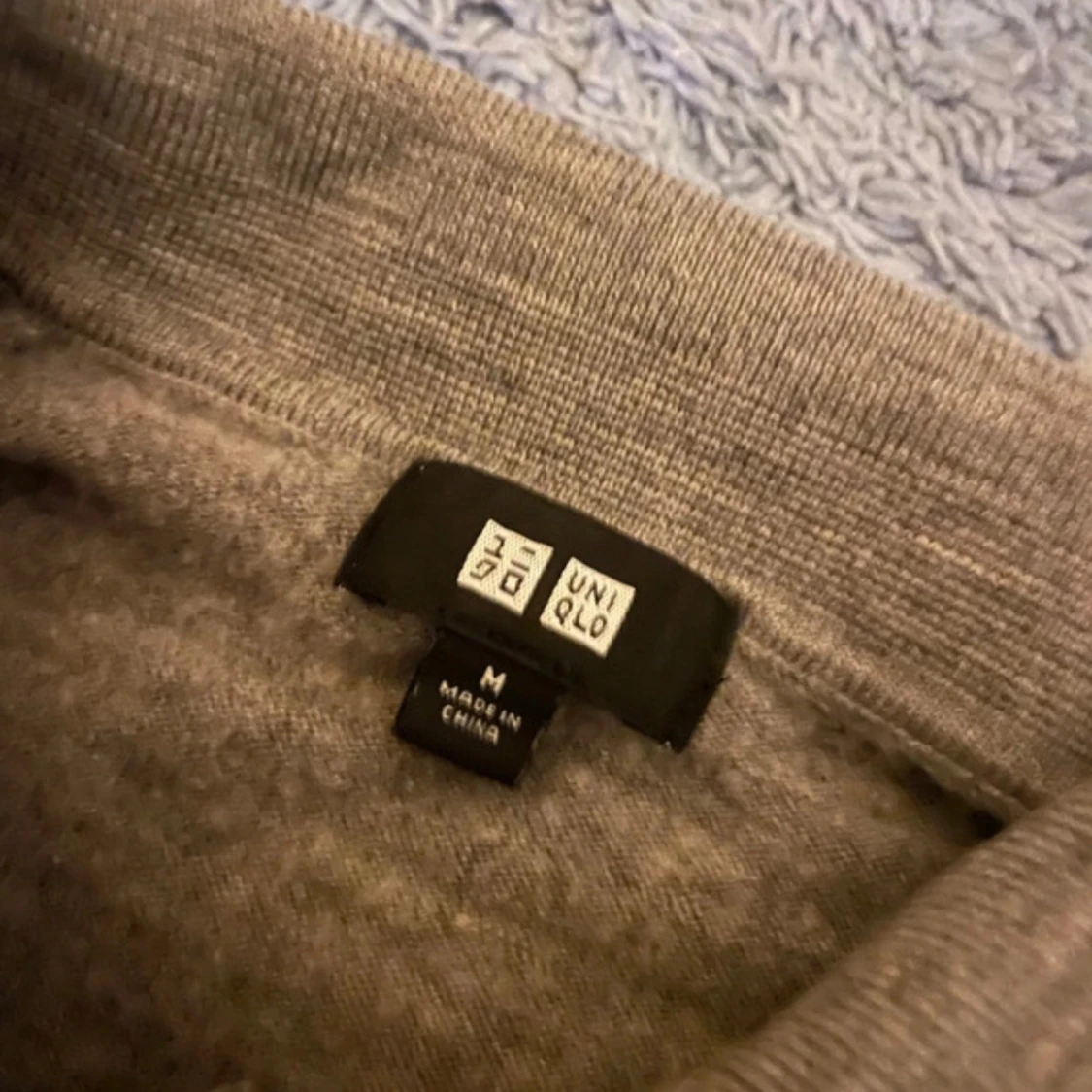 Grå pikétröja i ull från Uniqlo - 2