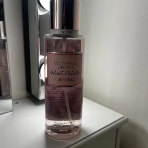 Victoria’s Secret Velvet Petals Crystal Mist  - Fräsch body mist med opulent jasmin och prismatiska bär. Halva flaskan har använts men förpackningen är i väldigt bra skick.