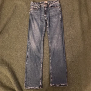 Blå raka jeans från Nelly - Snygga blå jeans från Nelly med klassisk femficksdesign och raka ben. Jeansen har normal passform och är tillverkade i slitstarkt denimtyg med kontrastsömmar. Perfekta för dig som gillar en enkel och tidlös look.