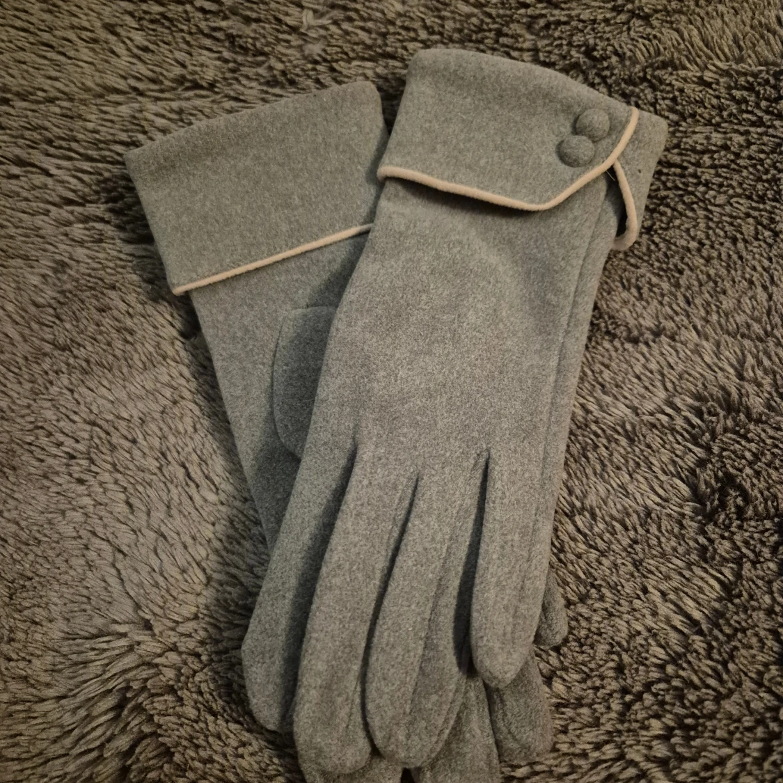Grå ullhandskar med dekorativa knappar
