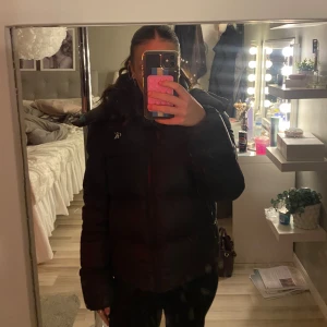 Svart pufferjacka från Calvin Klein Jeans - Säljer min vinterjacka från Calvin Klein som inte kommer till användning , jackan är i mycket bra skick ❤️jackan är i strl M men sitter som en S. hör av er om ni är intresserade eller har några frågor 