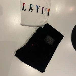 Svarta Levi's 501 jeans straight fit - Svarta 501 Levis jeans. Normal passform straight jeans.