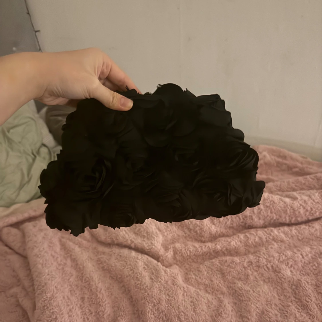 Svart clutch rosdetaljer - 2