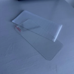 Skärmskydd för mobiltelefon - Helt nytt skärmskydd i glas för mobiltelefon. Levereras med skyddsfilm och är fri från repor eller skador. Perfekt för att skydda din mobilskärm mot repor och stötar. Passar iPhone modeller med 6.1 Tum eller iPhone-13/13Pro/14/14Pro/15/15Pro. Oanvänt skick.