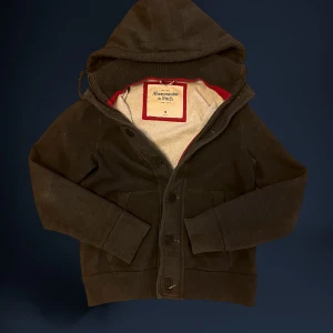 Abercrombie & Fitch Hoodie - Riktigt skön och varm hoodie nu för höst/vinter!  Axlar 43cm, Armhålor 53cm, längd 68cm, ärmlängd 69cm  Kontakta mig om du har frågor!