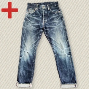 Vintage Momotaro Selvedge Jeans - Ett riktigt sjukt par Vintage Momotaro Selvedge Jeans med patina från år av använding! Storlek ungefär 26/30 (Se mått nedan). Slitningar vid båda knäna, men inga andra märkbara skador. Skriv om du har frågor!  Mått: Midja – 37 cm, Innersöm – 75,5 cm, Yttersöm – 100,5 cm, Lår – 27,5 cm, Benöppning – 18 cm.