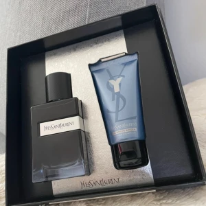 Yves Saint Laurent parfymset - Snyggt parfymset från Yves Saint Laurent med en stilren flaska och tillhörande duschgel. Perfekt present eller för dig som vill ha en lyxig känsla i vardagen. Passar dig som gillar exklusiva märken och modern design.
