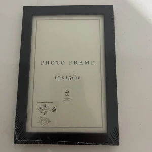 Photo Frame 10x15cm - Elegant svart fotoram i storlek 10x15 cm, perfekt för att visa dina favoritbilder. Produkten är ny och passar både stående placering. 2 st för 59