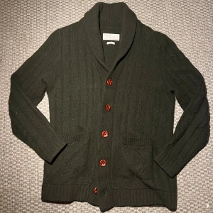 Mörkgrå cardigan från These Glory Days - Säljer en mörkgrå stickad kofta från These Glory Days. Koftan är storlek Large men passar som M-S. Den är lite lite nopprig annars inga konstigheter 🙌👊