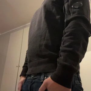 cp company  - Säljer denna riktigt snygga cp company tröjan den är i storlek s och den kommer även med förpackningen som kom när jag köpte den skriv gärna vid funderingar. Priset är ej hugget i sten 