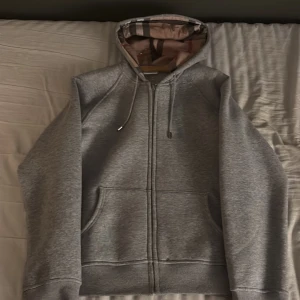 Burberry hoodie (obs inte äkta) - Fint sckik men är för liten för mig så säljer den billigt