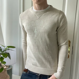 Morris tröja  - Morris tröja beige storlek S då modellen är 180 cm 75 kg. Mönstret märks tydligare i verkligenjeten och är sjukt snyggt och clean! Inga defekter på tröjan ✌️