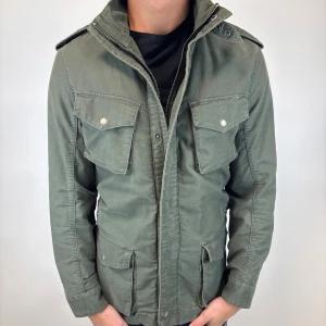 Woolrich Jacka  - Hej! Säljer nu denna väldigt snygga och eftertraktade Woolrich Fieldjacka!  Jackan är slutsåld överallt och går inte att få tag på… jackan är perfekt nu till hösten/vintern  Storlek M  Ny pris: 6000kr!