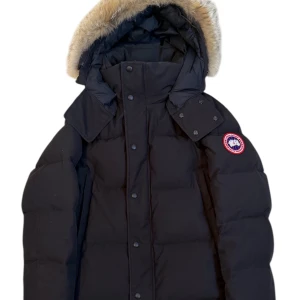 Canada goose parka Wyndham  - Canada goose jacka. Storlek L. Skick 9/10. Pris 6.990kr finns att köpa på våran hemsida, Fashionels.com