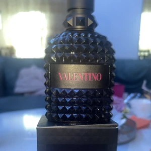 Valentino parfym extradose - Snygg parfym från Valentino med en cool, svart flaska och rosa logga. Perfekt för dig som gillar att sticka ut och vill ha något som känns lyxigt och trendigt i samlingen. Pris är inte fast!! Är även öppen för byten. 100 ml har sprayat typ 7 gånger