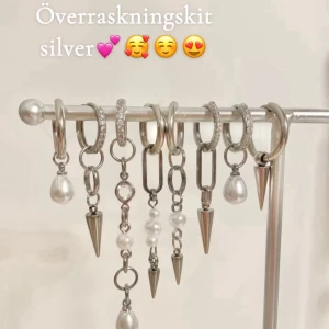Överraskningskit silver🥰 - Julkit innehållande 6 par bästsäljande örhängen, alltså totalt 12 örhängen 💕🥰☺️ Begränsat antal så först i kvar !!!🎄🎁 369 kr värde 789 kr😍🎁 54% nedsänkt.  Kitet innehåller överraskningar och alla innehåller inte samma, men man får välja på guld eller silver, vid önskemål om blandat skriv till mig så löser jag det🥰☺️💕 Detta kit innehåller silverörhängen