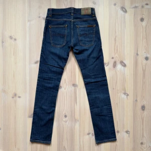 Nudie jeans Grim tim - Ett par Nudie jeans i modellen Grim tim. De är i fint skick och i storlek W28 L32. Hör gärna av er vid frågor och funderingar!🤗