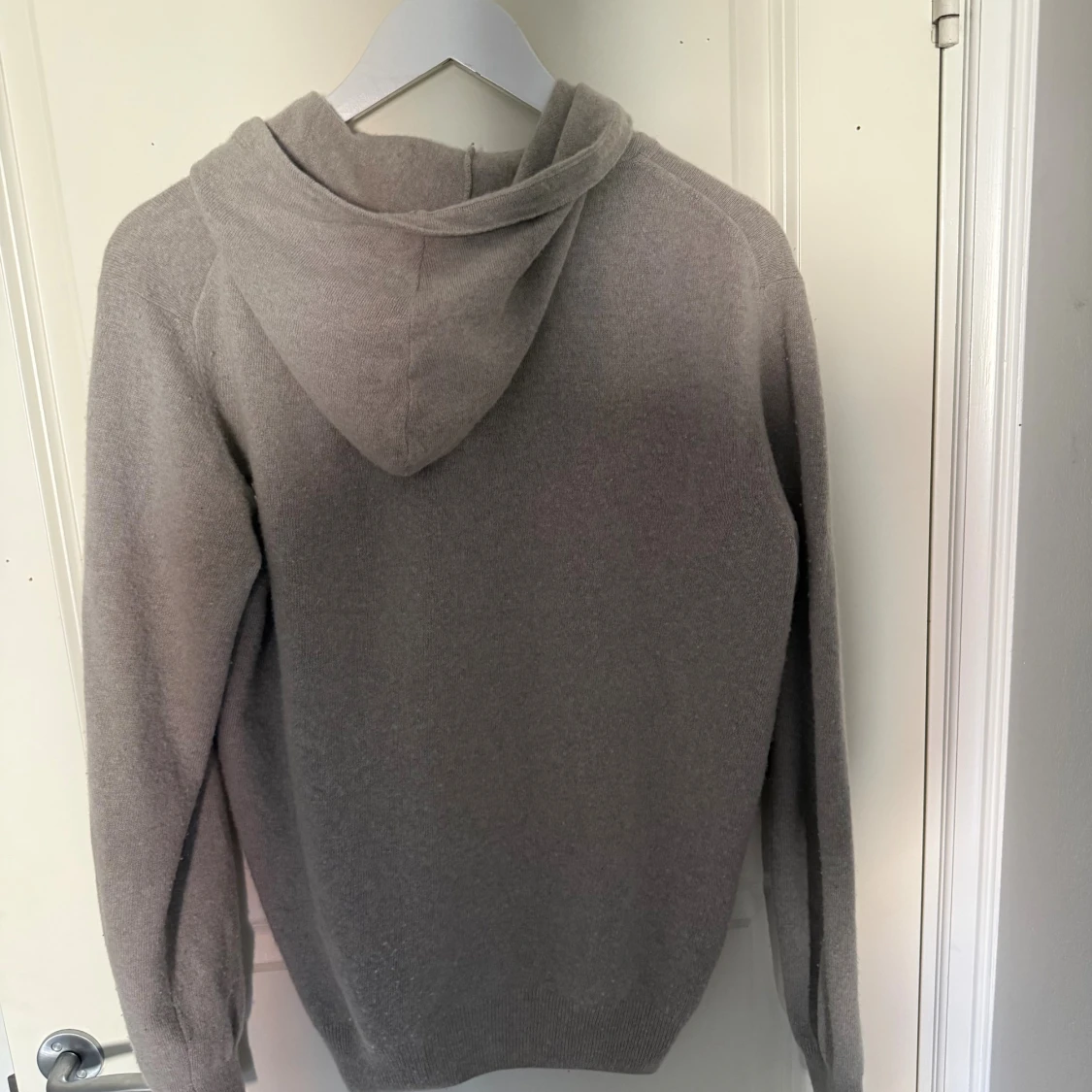 Beige hoodie i kashmir från Oscar Jacobson