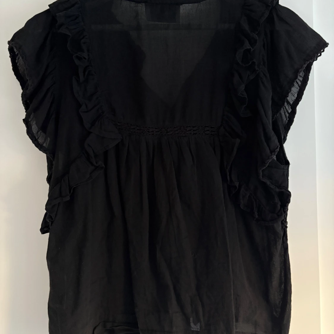 Svart volangblus från Neo Noir - 3