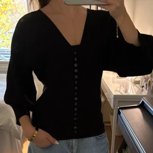 Svart kofta med knappar - Jättefin v-rignad kofta med knappar <3