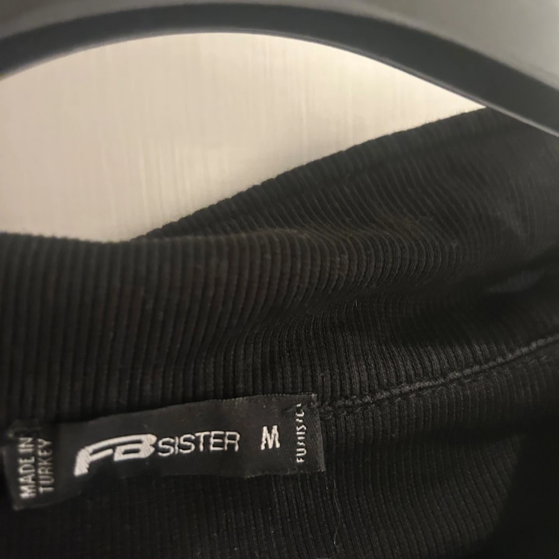 Svart croppad ribbad topp FB Sister - 1