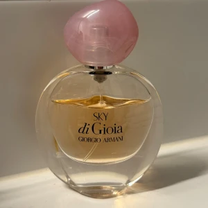 Sky di Gioia parfym - Sky di Gioia från Giorgio Armani. Knappt använd.                                              Toppnoter: Litchi (lychee) och päron. Hjärtnoter: Rosa pion (peony) och ros. Basnoter: Vit mysk, björnbärsblad (eller björnbär) samt ceder.  