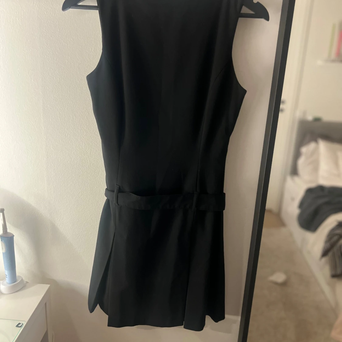 Svart ärmlös klänning med bälte - 3