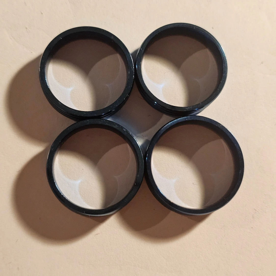 Blå ringar i metall - 1