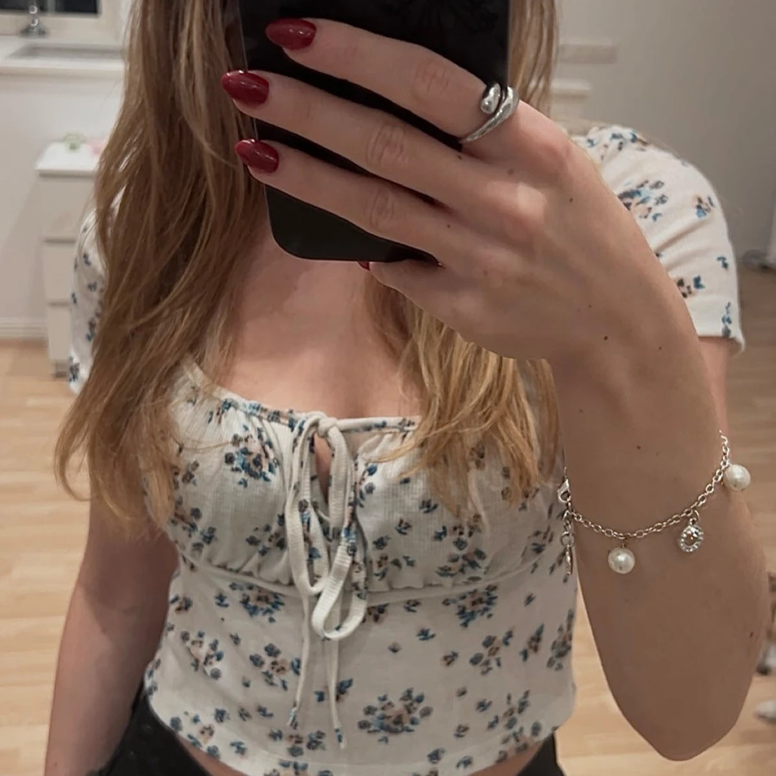 Vit blommig croppad topp med snörning - 2