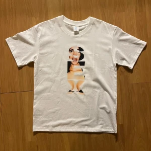 Madison beer t shirt  - Vit t-shirt från Gildan med ett stort grafiskt tryck i svart och hudtoner på framsidan. Klassisk rund hals och korta ärmar. Perfekt för dig som gillar unika och konstnärliga motiv på dina kläder. Aldrig använd, skriv för frågor/intresse 😏