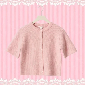 Ljusrosa kofta med korta ärmar💗 - Superfin ljusrosa kofta från gina tricot med korta ärmar. Den har knappar framtill, perfekt att styla med jeans eller kjol. Mjuk stickad känsla som ger en söt och trendig look.