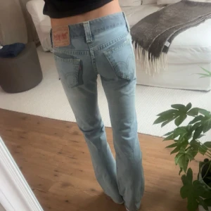 Levis 517 ljusblå bootcut jeans - Säljer ett par ljusblå Levis 517 jeans med bootcut passform och låg midja. Lite osäker på storlek då de tyvärr inte står i dom vad jag kan se. Men antingen är de 27/32 eller 26/32