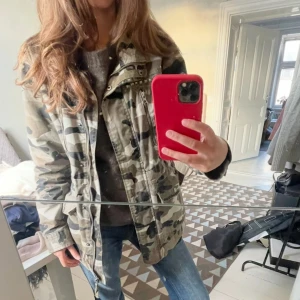 Camouflagejacka  - Säljer denna super snygga camouflagejackan, perfekt till lite kallare väder!💕